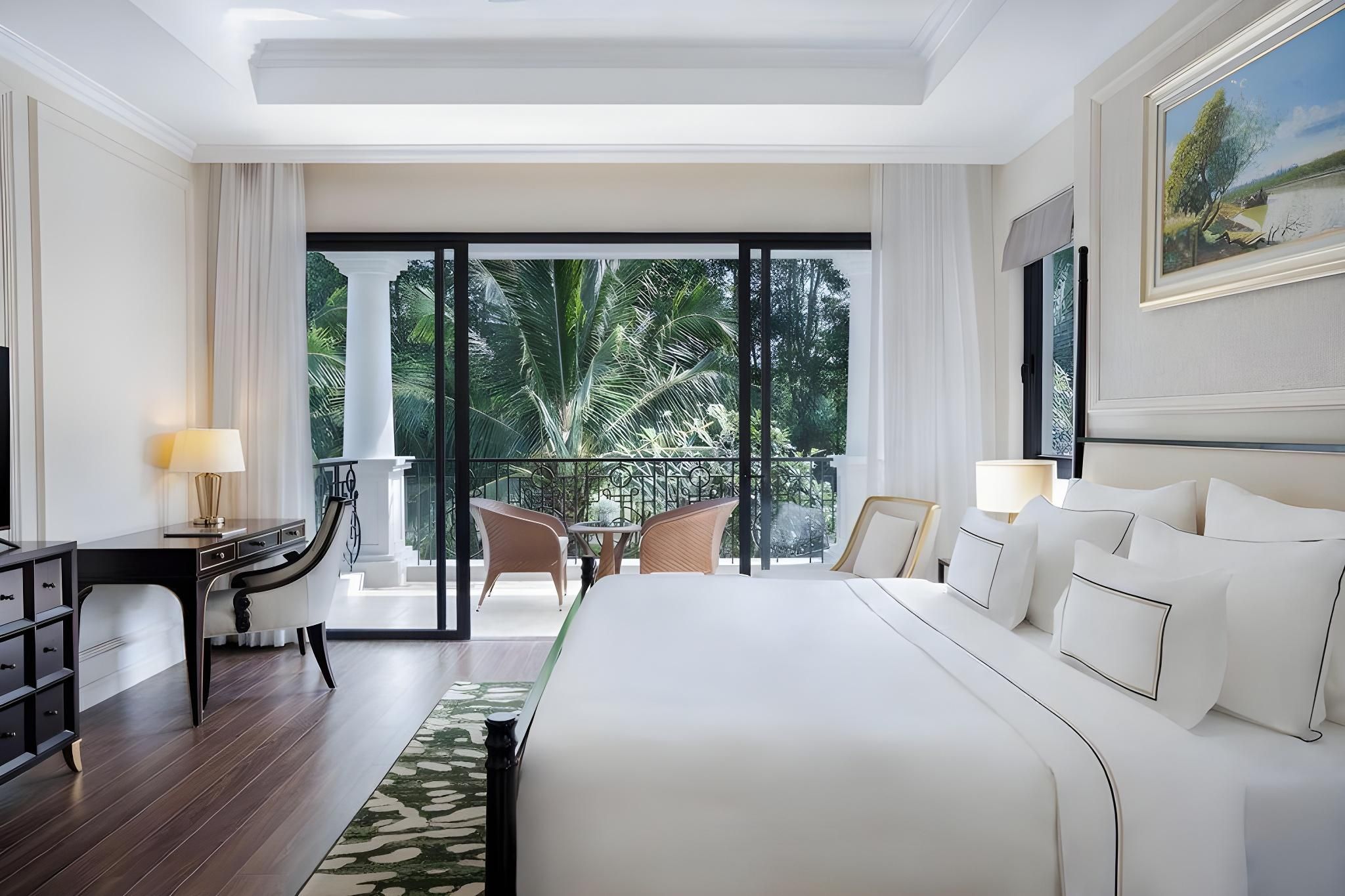 Four-Bedroom Villa with Lake View and Private Pool