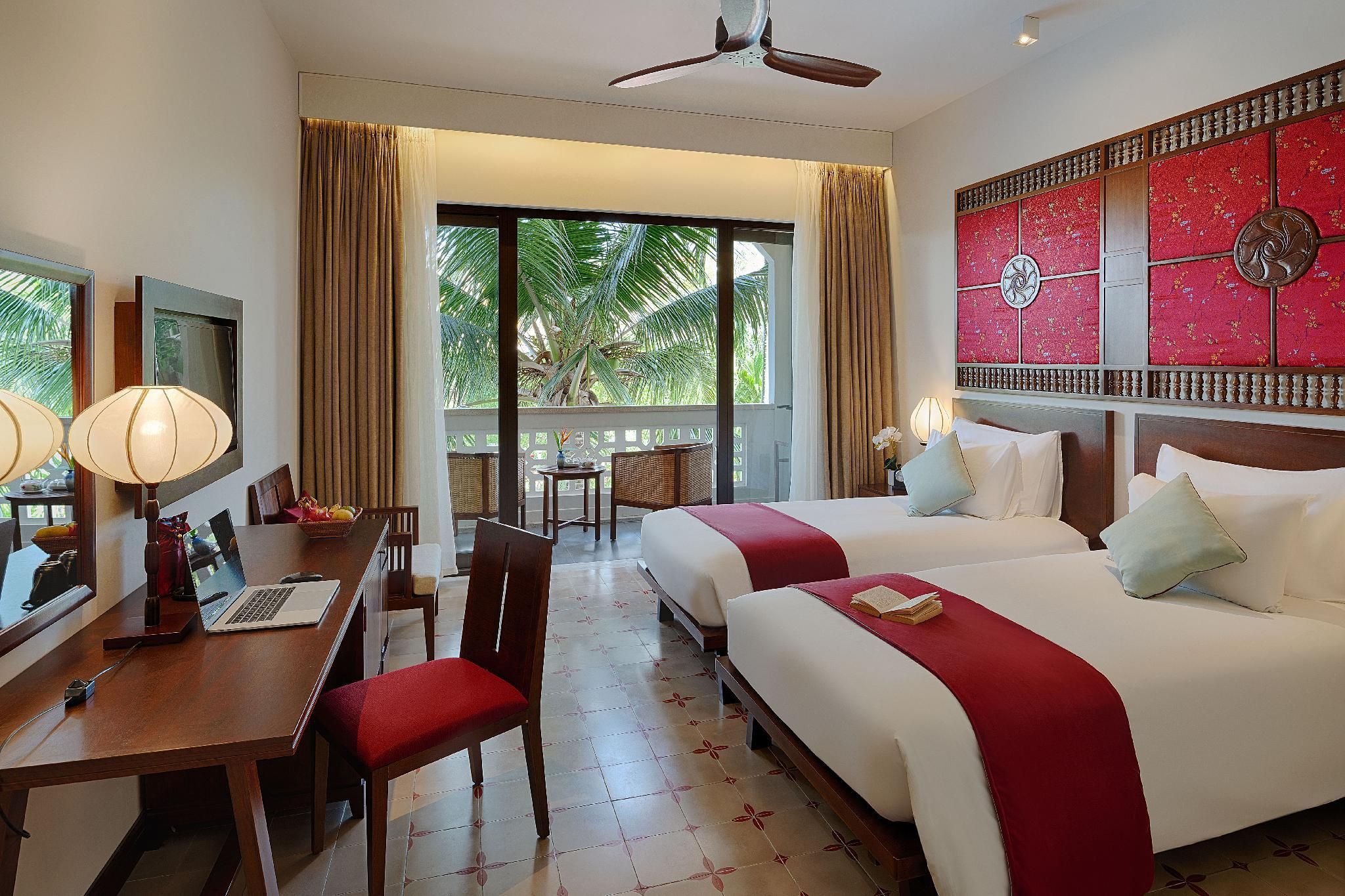 Grand Deluxe River and Town View Twin Room