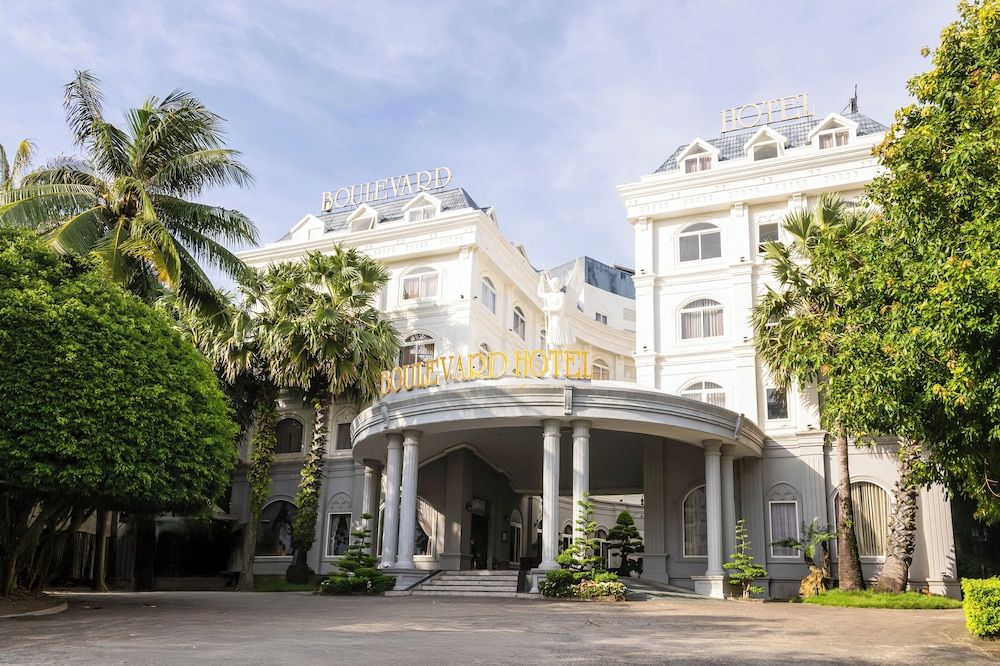 undefined Boulevard Hotel 6