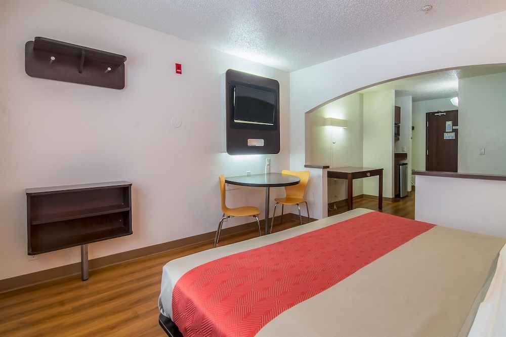 Standard Suite, 1 King Bed, Smoking