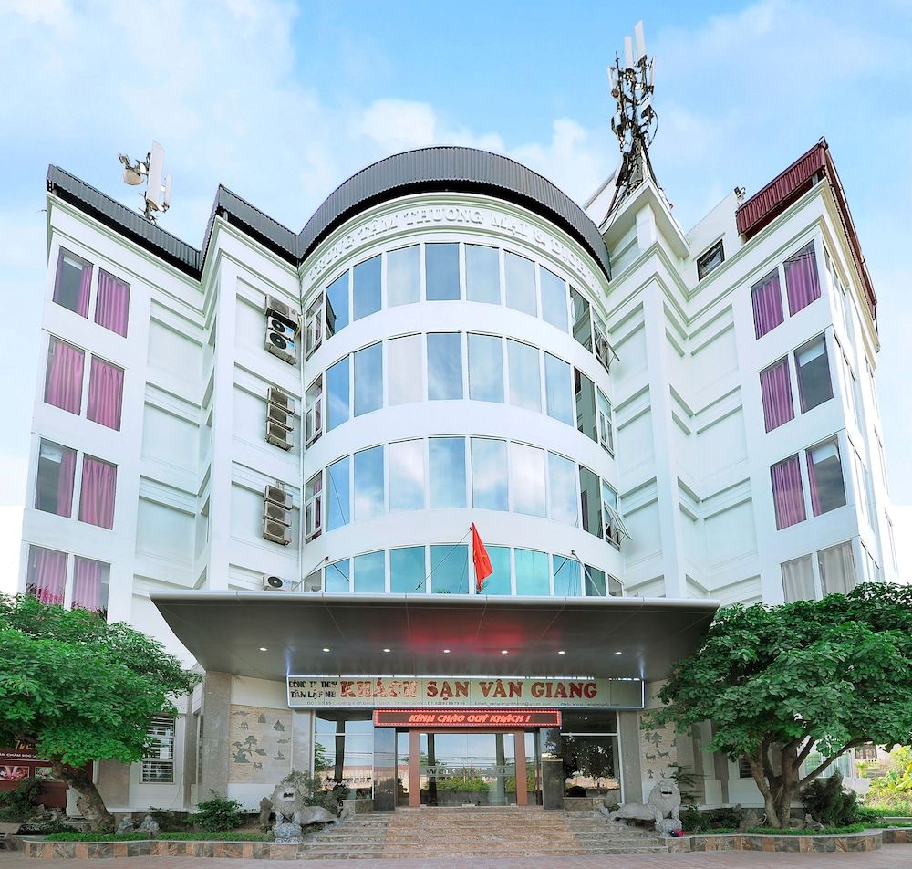 undefined Van Giang Hotel 4