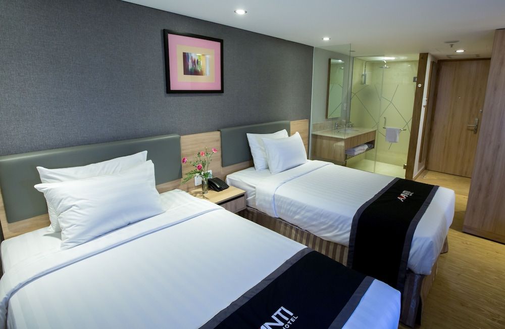 undefined Avanti Hotel