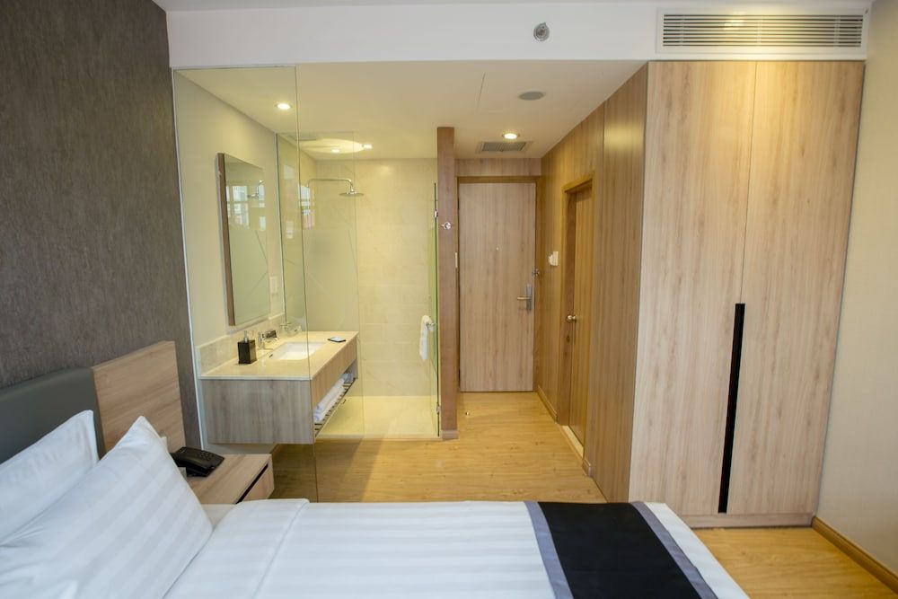 Avanti Hotel Superior Double Room, No Windows 6