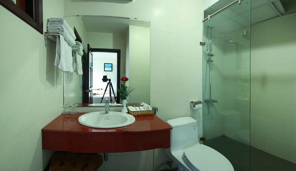 Luxury Da Nang Hotel Deluxe Room 4