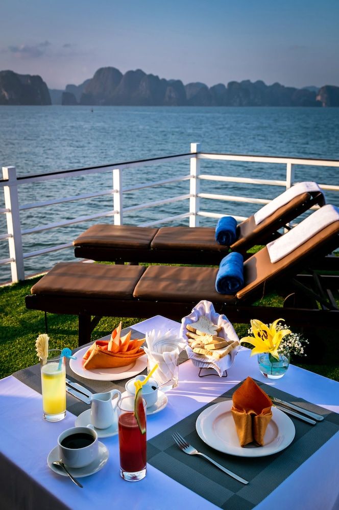 undefined Gray Line Private Luxury Cruise 9