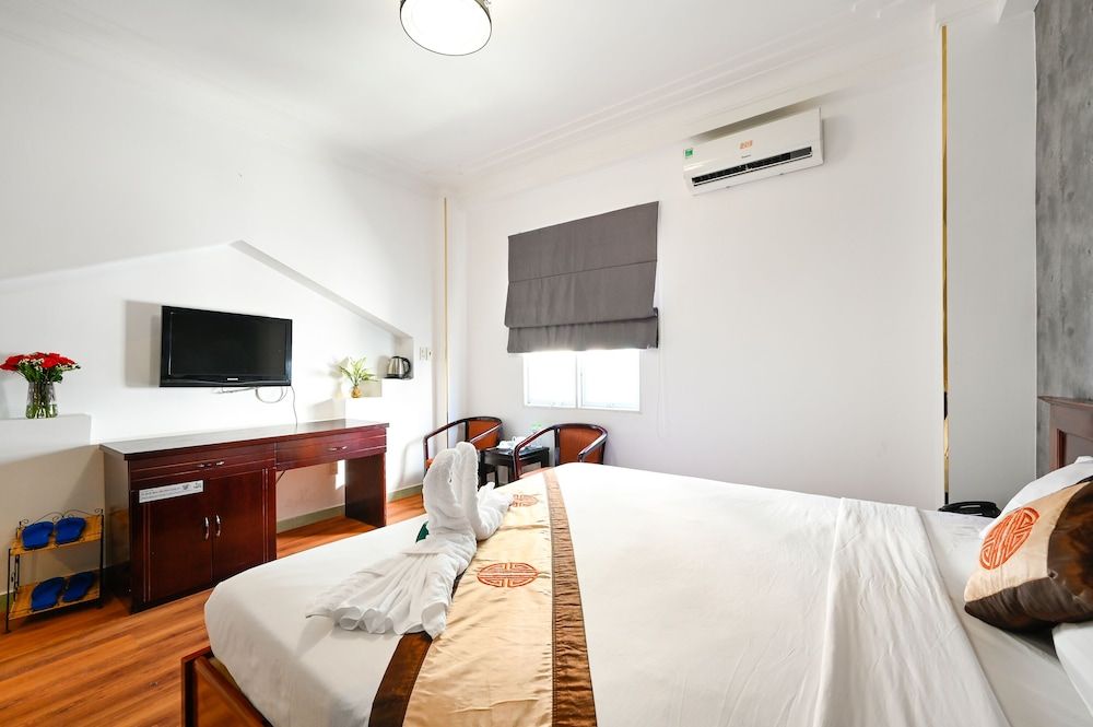 TN Central Hotel Deluxe Double Room 6