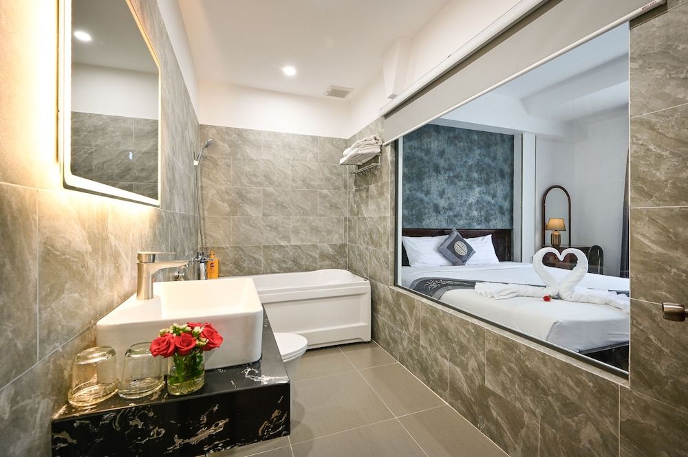 TN Central Hotel Deluxe Double Room (with Bath) 4