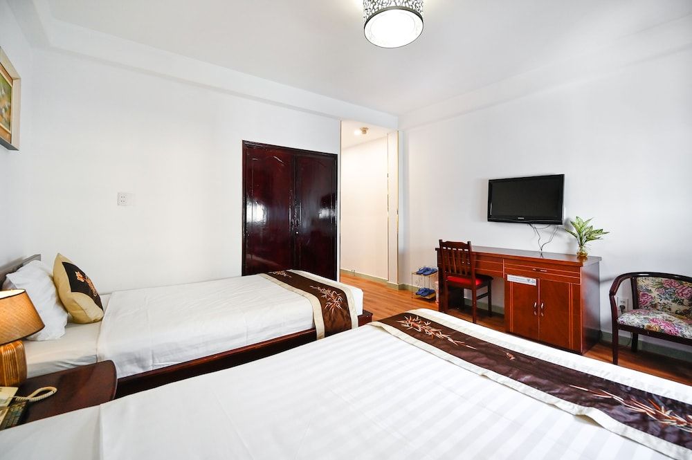 TN Central Hotel Deluxe Triple Room 5