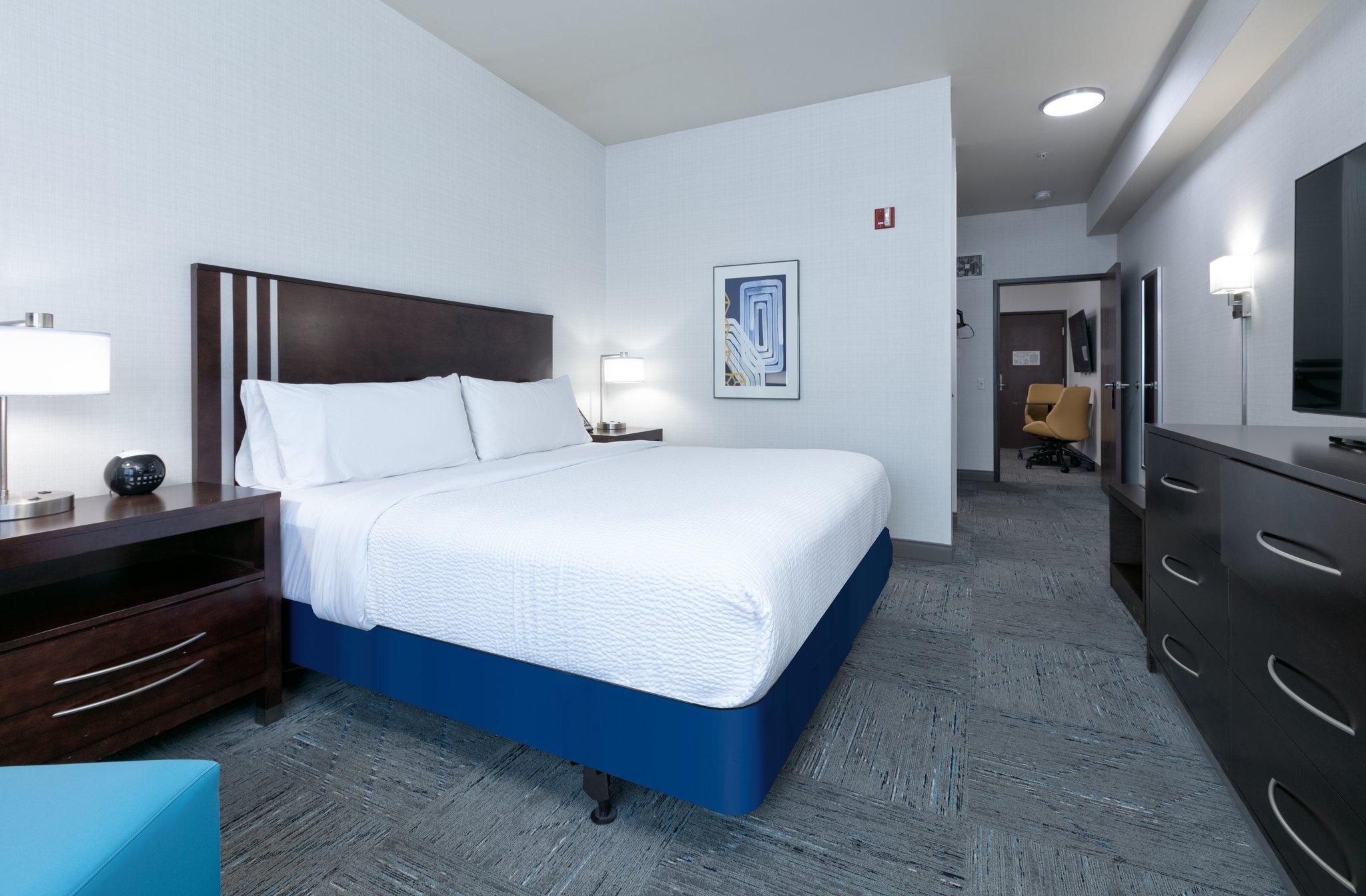 1 Bedroom Suite 1 King Mobility Accessible