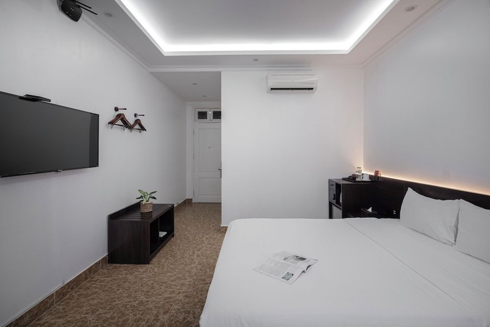Grace Hotel Ha Noi Luxury Room 4