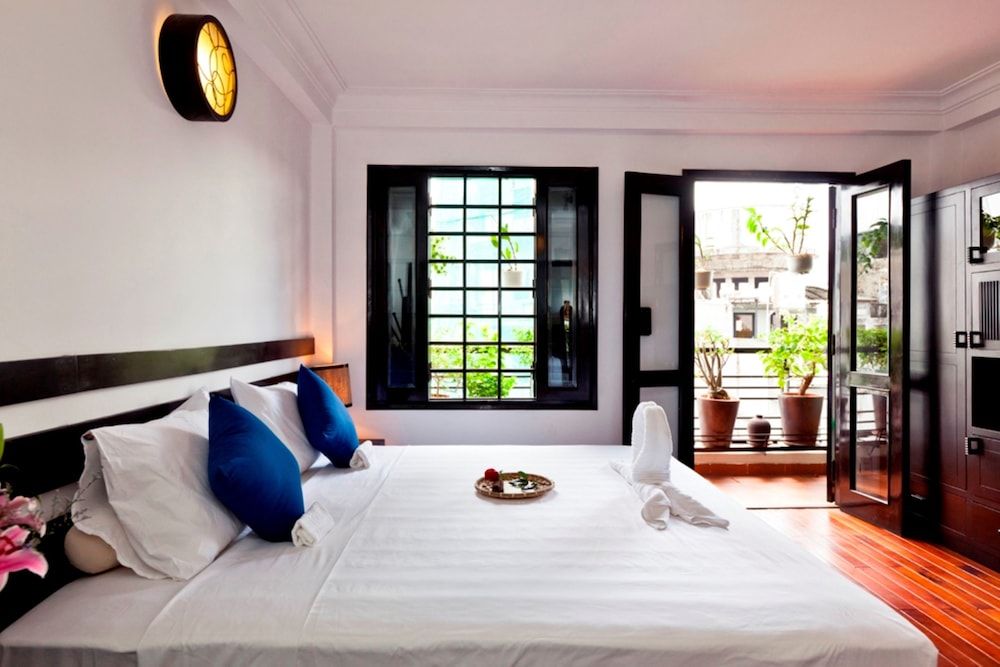 Cinnamon Hotel Hanoi Deluxe Triple Room 4