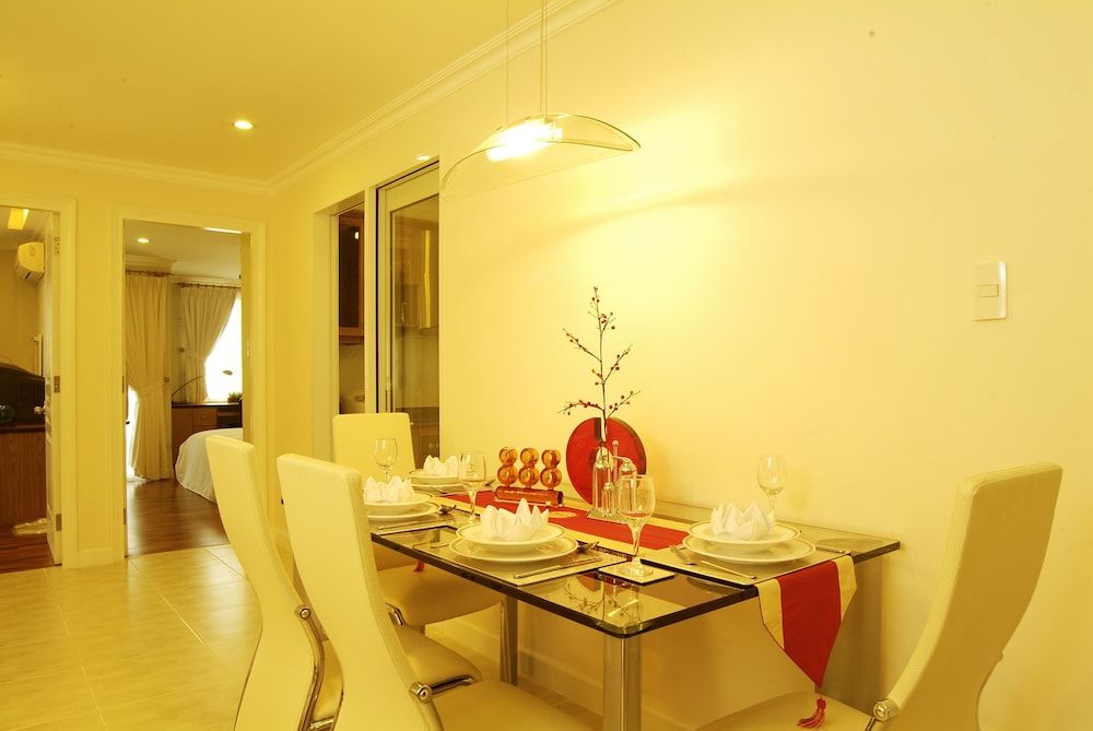 undefined Golden Globe Apartment 6