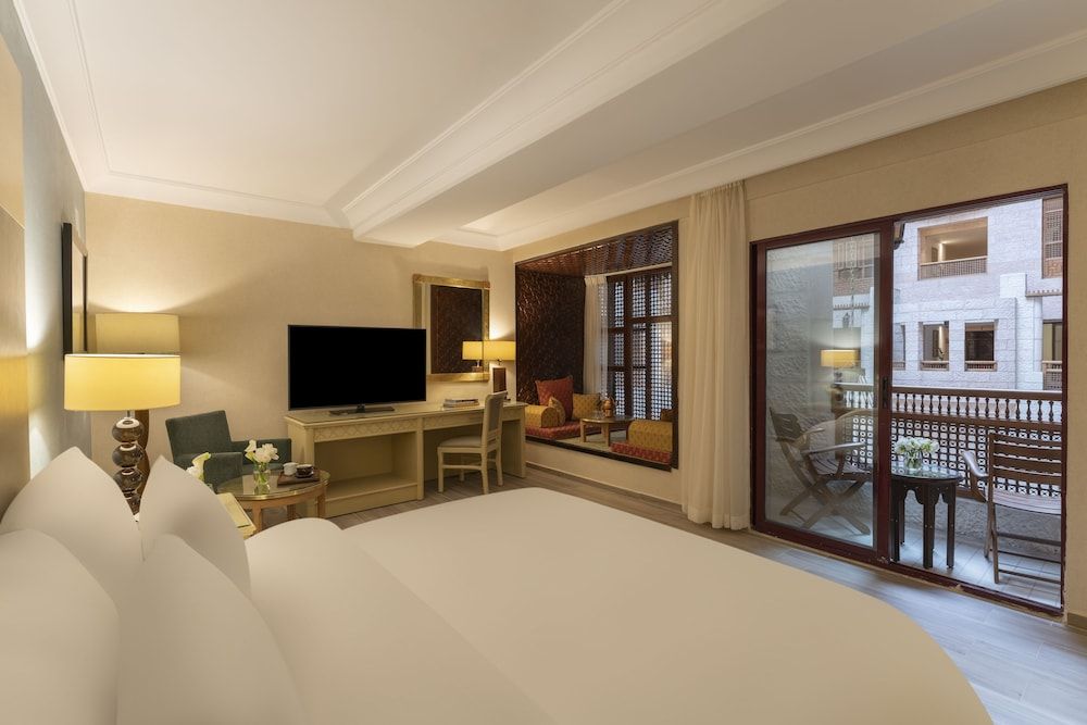 Mövenpick Resort Petra Classic Room, 1 King Bed 3