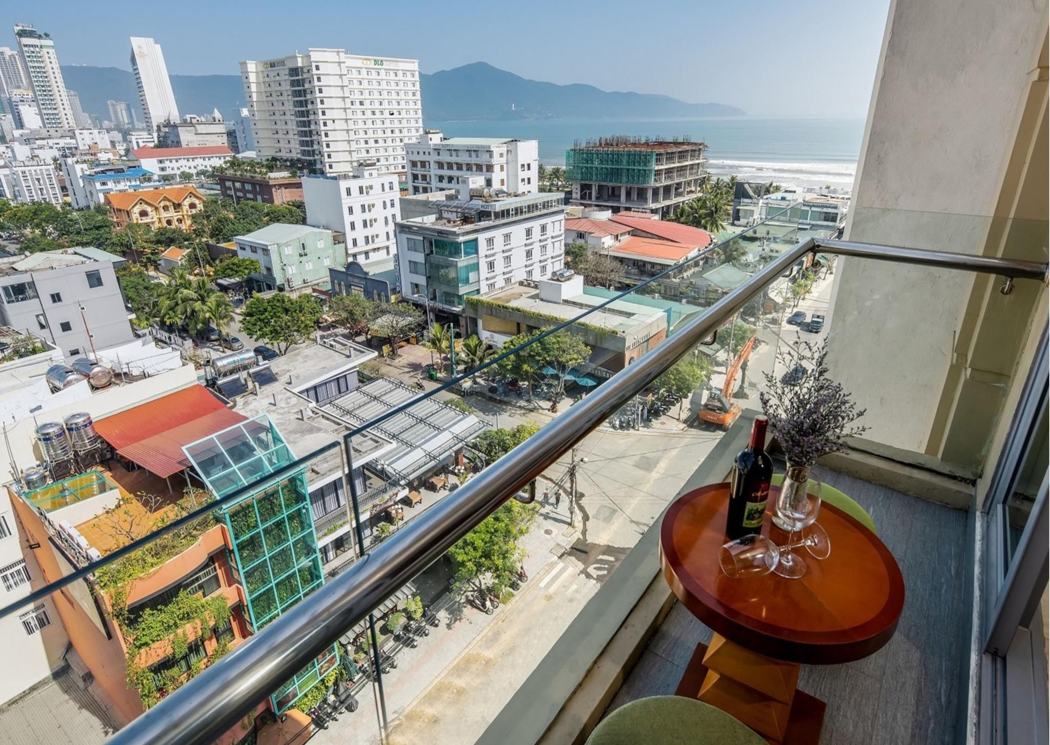 Three - Bedroom Premier Apartment with Sea View