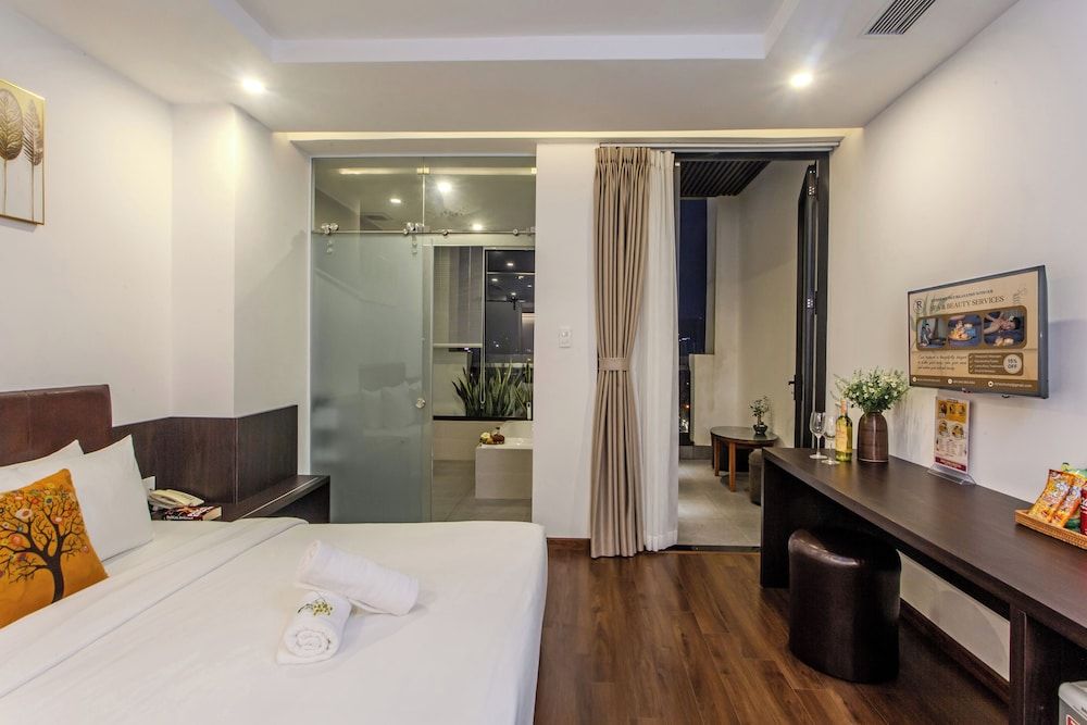 Signature Studio Suite, 1 King Bed, Balcony, Sea View