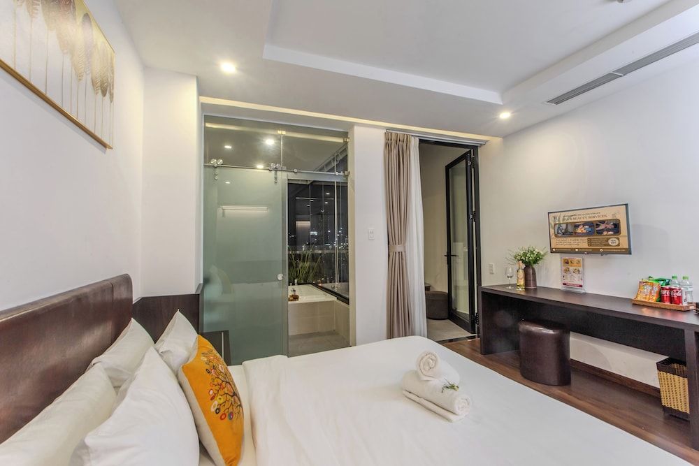 Signature Studio Suite, 1 King Bed, Balcony, Sea View