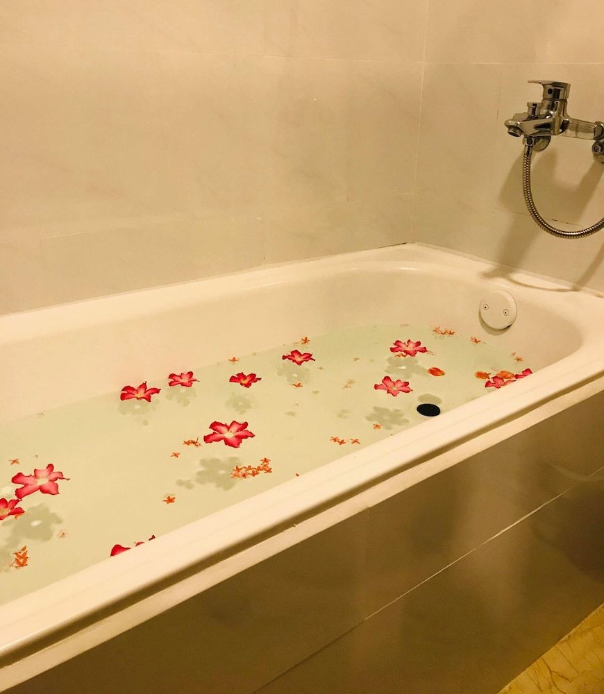 Deep Soaking Bathtub