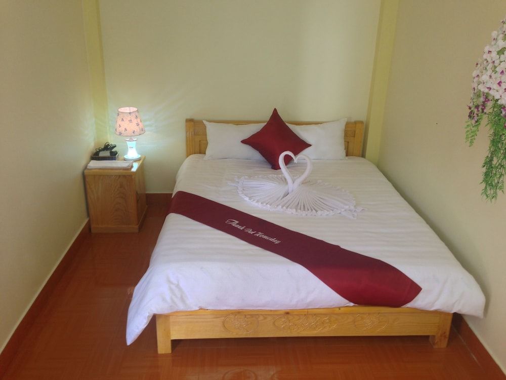 Thanh Dat Homestay Deluxe Double Room, 1 Queen Bed, Private Bathroom, Courtyard Area 2