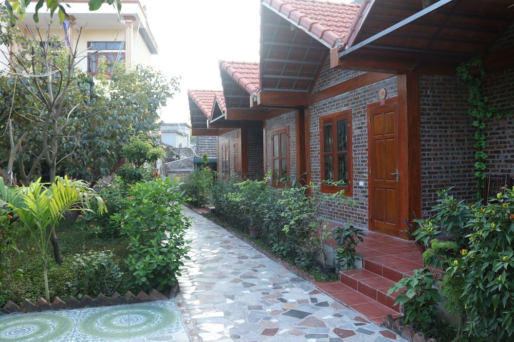 Thanh Dat Homestay Deluxe Double Room, 1 Queen Bed, Private Bathroom, Courtyard Area 3