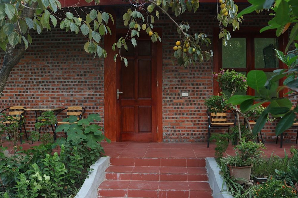 Thanh Dat Homestay Deluxe Double Room, 1 Queen Bed, Private Bathroom, Courtyard Area 6