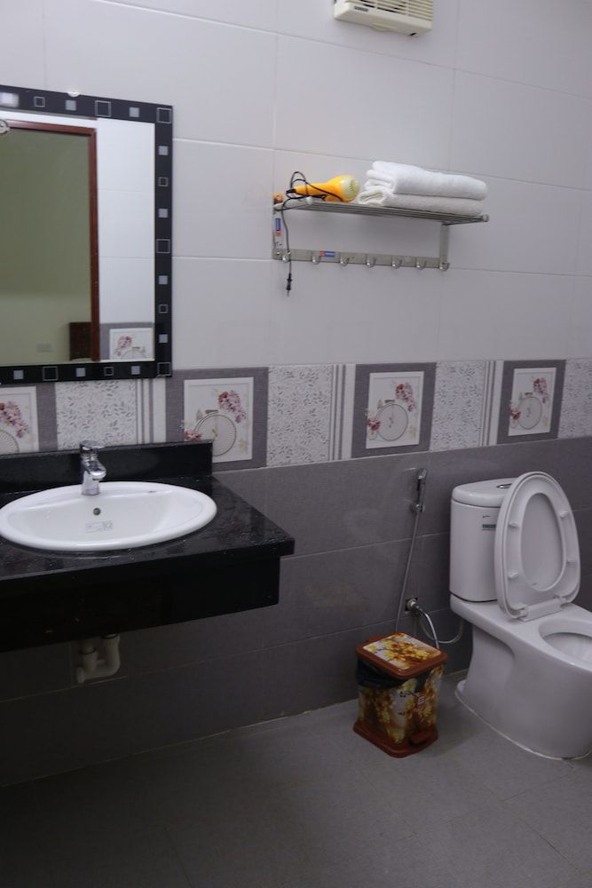 Thanh Dat Homestay Deluxe Double Room, 1 Queen Bed, Private Bathroom, Courtyard Area 9