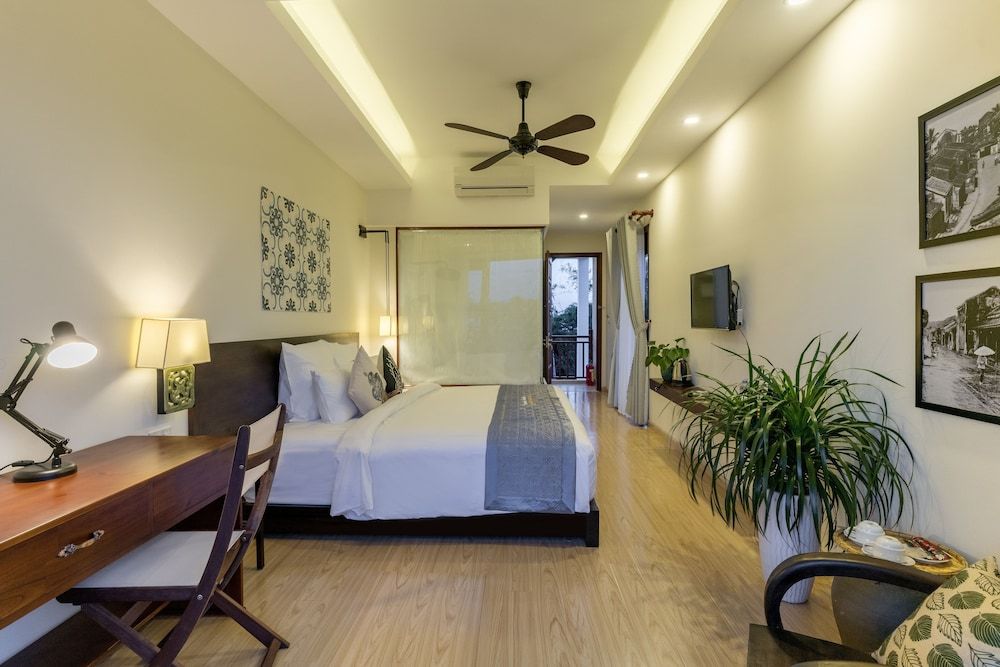 Deluxe Room, Bathtub, River View