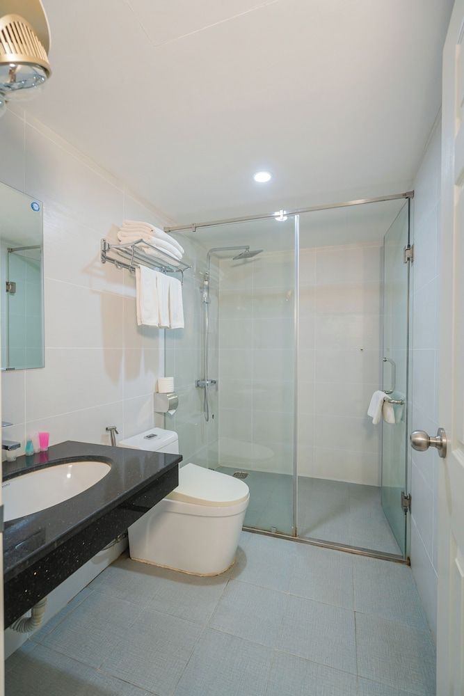 Sunrise Hanoi Hotel Deluxe Triple Room 12