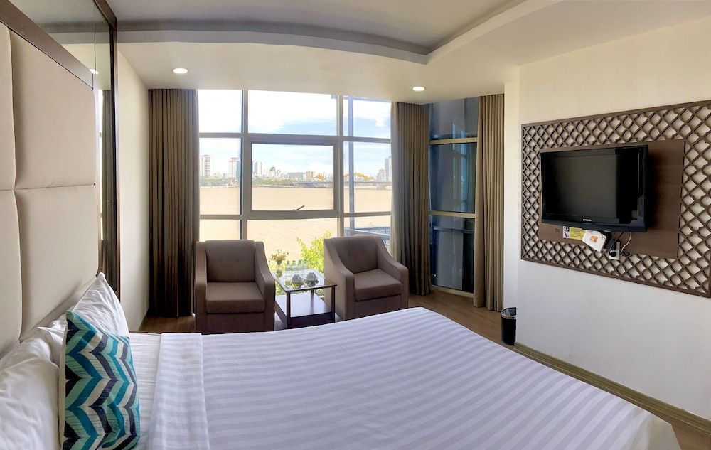 Pariat River Front Hotel Family River View 3