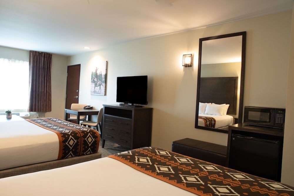 Oxford Suites Pendleton 2 Queen Suite 3