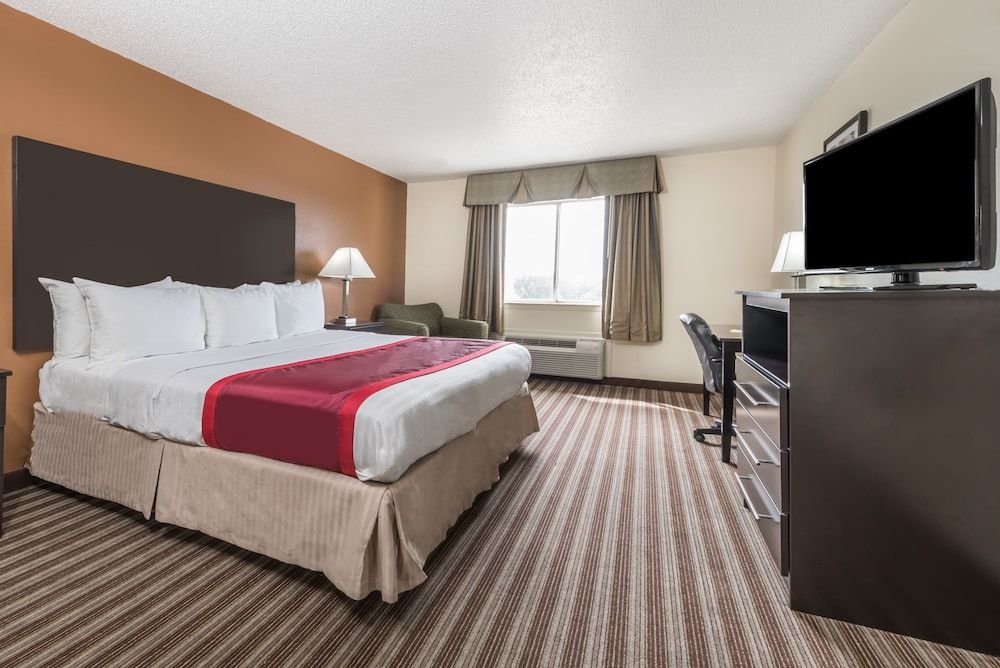 Room, 1 King Bed, Accessible, Non Smoking (Mobility/Hearing, Tub w/ Grab Bars)