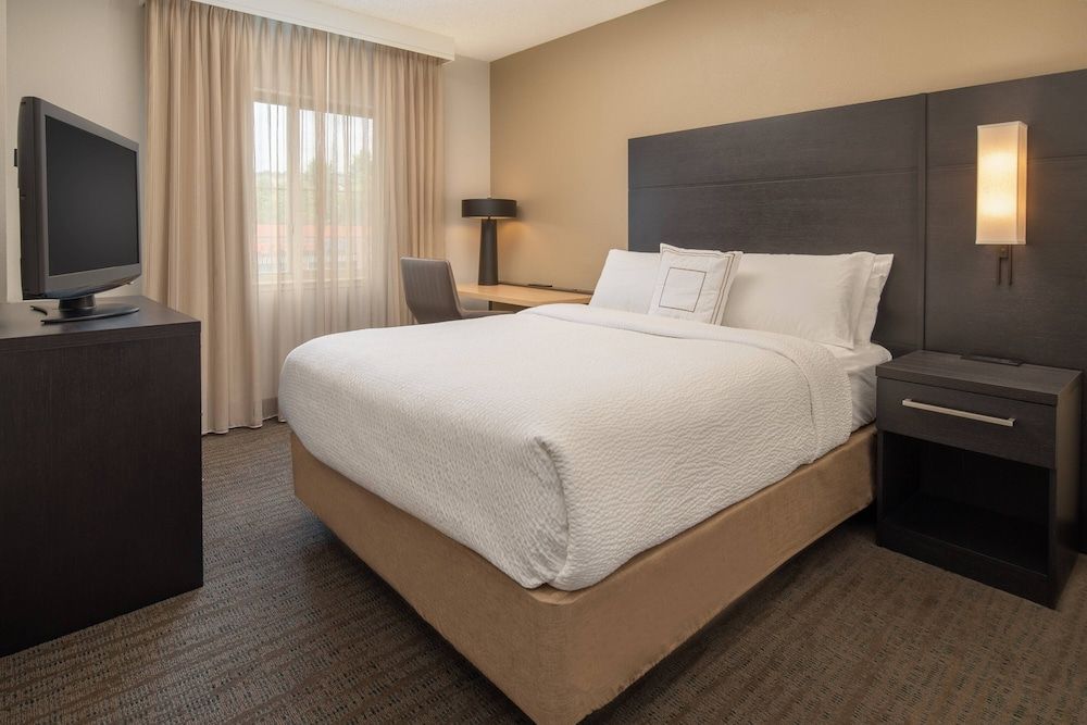 Suite, 2 Bedrooms, Non Smoking (Mobility/Hearing Accessible, Tub)