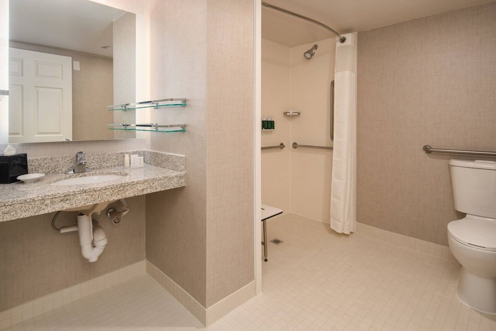 Suite, 2 Bedrooms, Non Smoking (Mobility/Hearing Access, Roll-in Shwr)