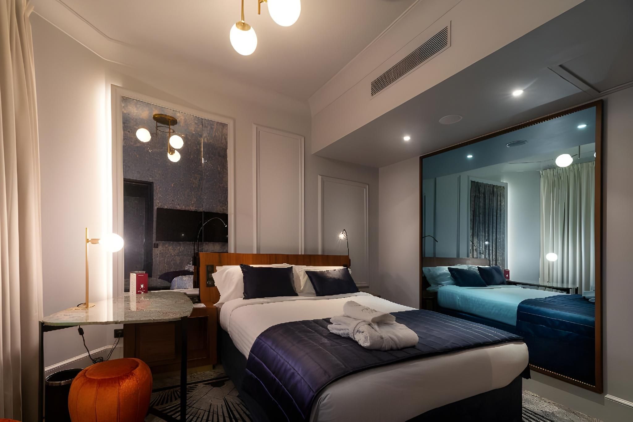 M Social Hotel Paris Alcove Room with Two Single Beds 2