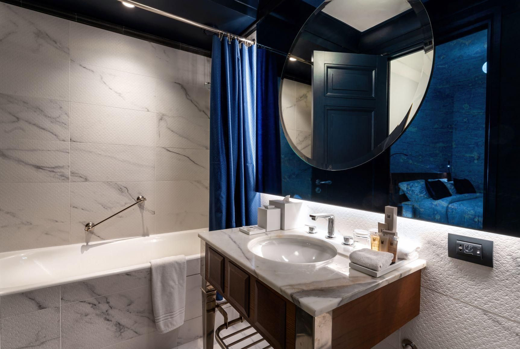 M Social Hotel Paris Alcove Room with One Queen Bed 3