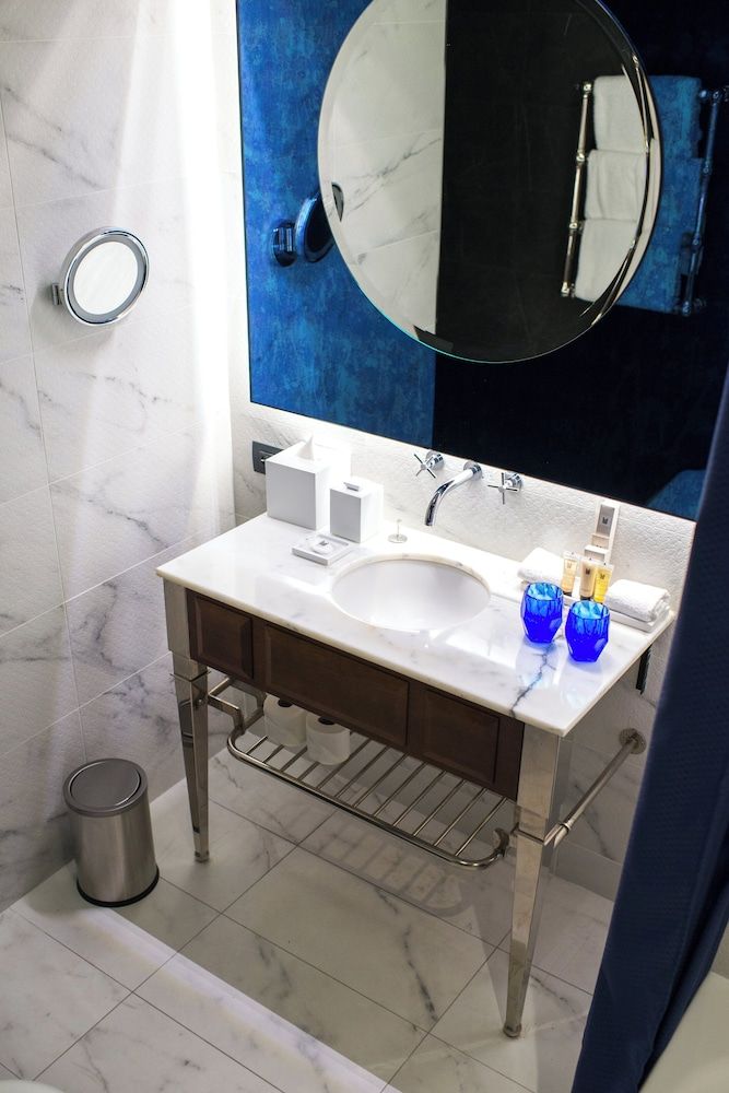 M Social Hotel Paris Alcove Room with Two Single Beds 6