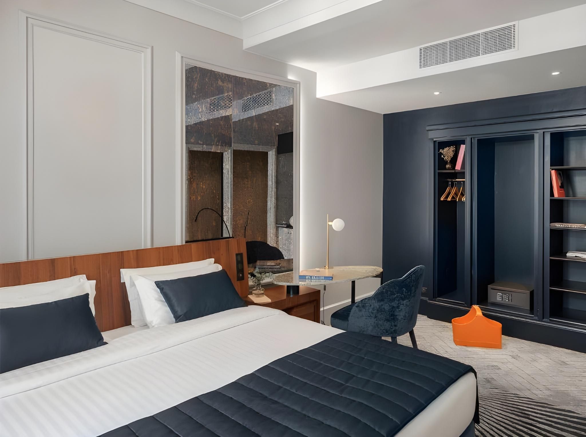 Alcove Room with One King Bed