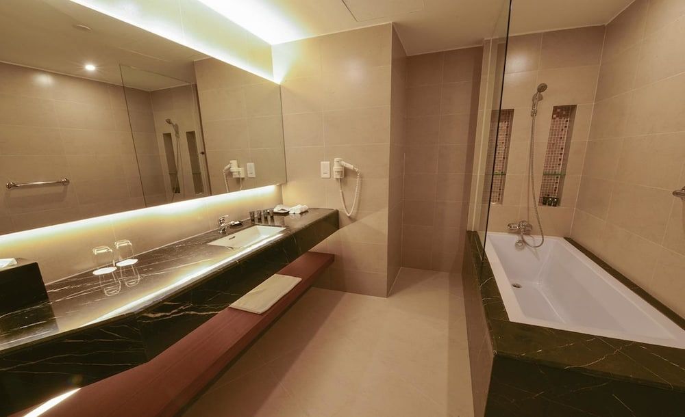 Aristo International Hotel Deluxe Double or Twin Room 7