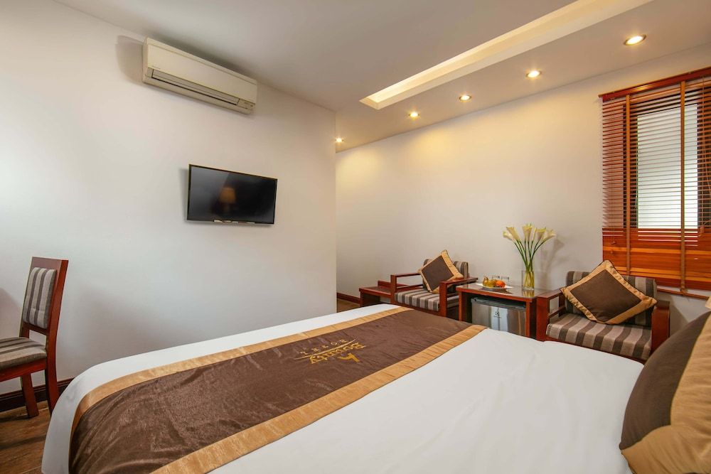 Bounty Hotel Standard Double Room (1 Big Bed Only) 3