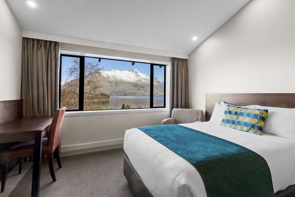 Copthorne Hotel and Resort Queenstown Lakefront Superior Room, 2 Double Beds, Lake View 3
