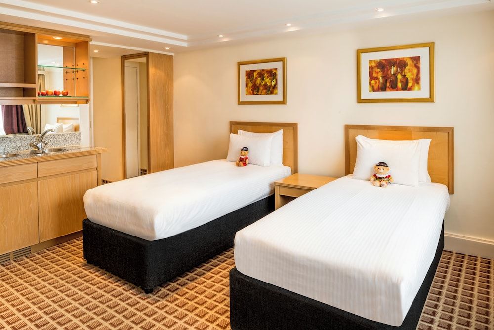 Copthorne Tara Hotel London Kensington Standard Room, 2 Twin Beds 3