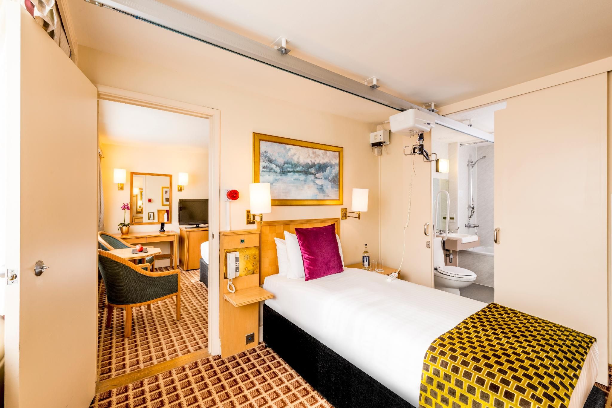 Copthorne Tara Hotel London Kensington Standard Accessible Room 2