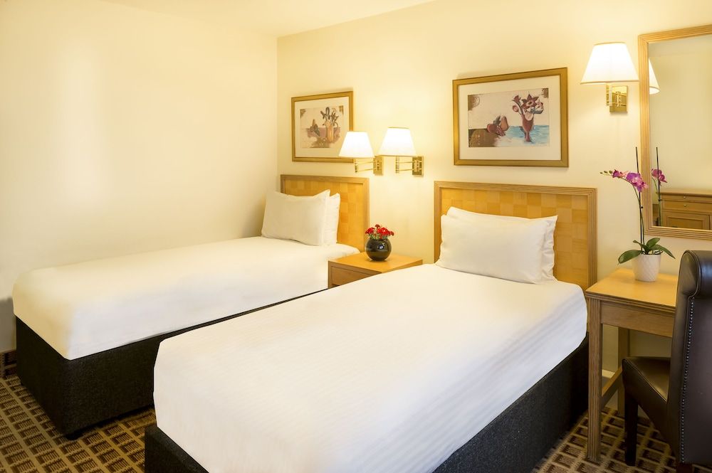 Copthorne Tara Hotel London Kensington Standard Room, 2 Twin Beds 4