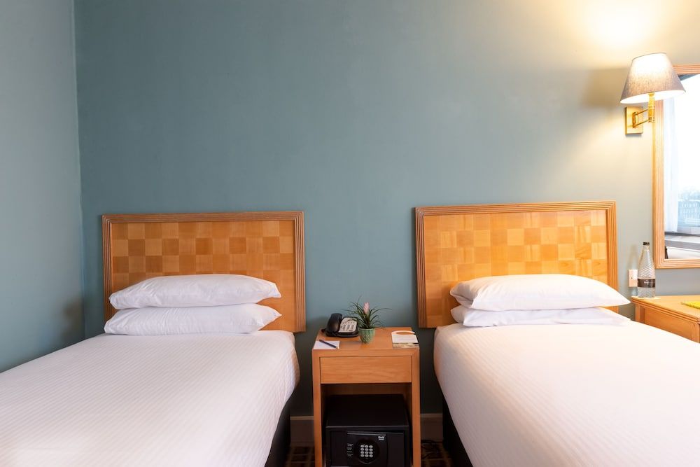 Copthorne Tara Hotel London Kensington Standard Room, 2 Twin Beds 2