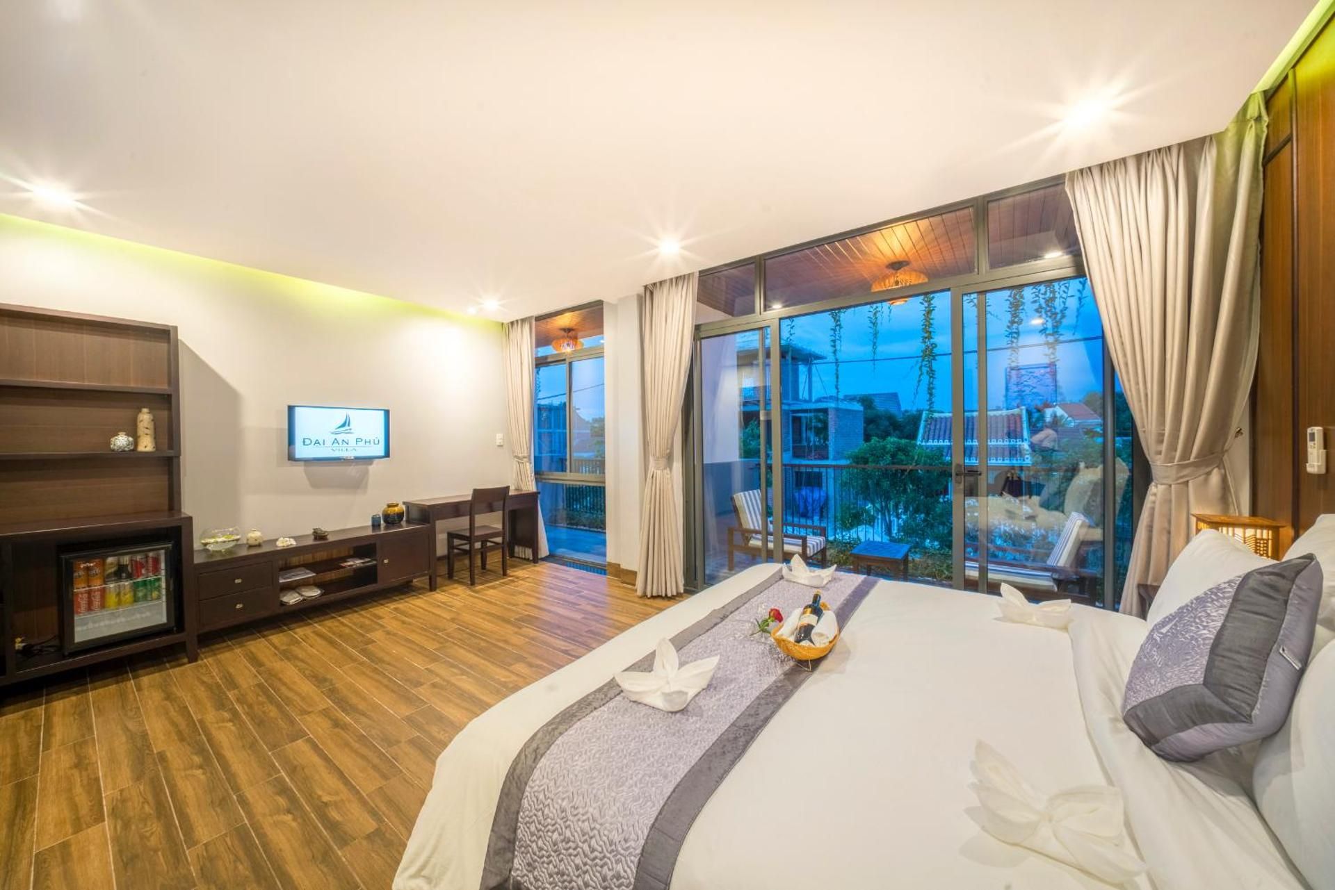 King Bed Suite Pool View