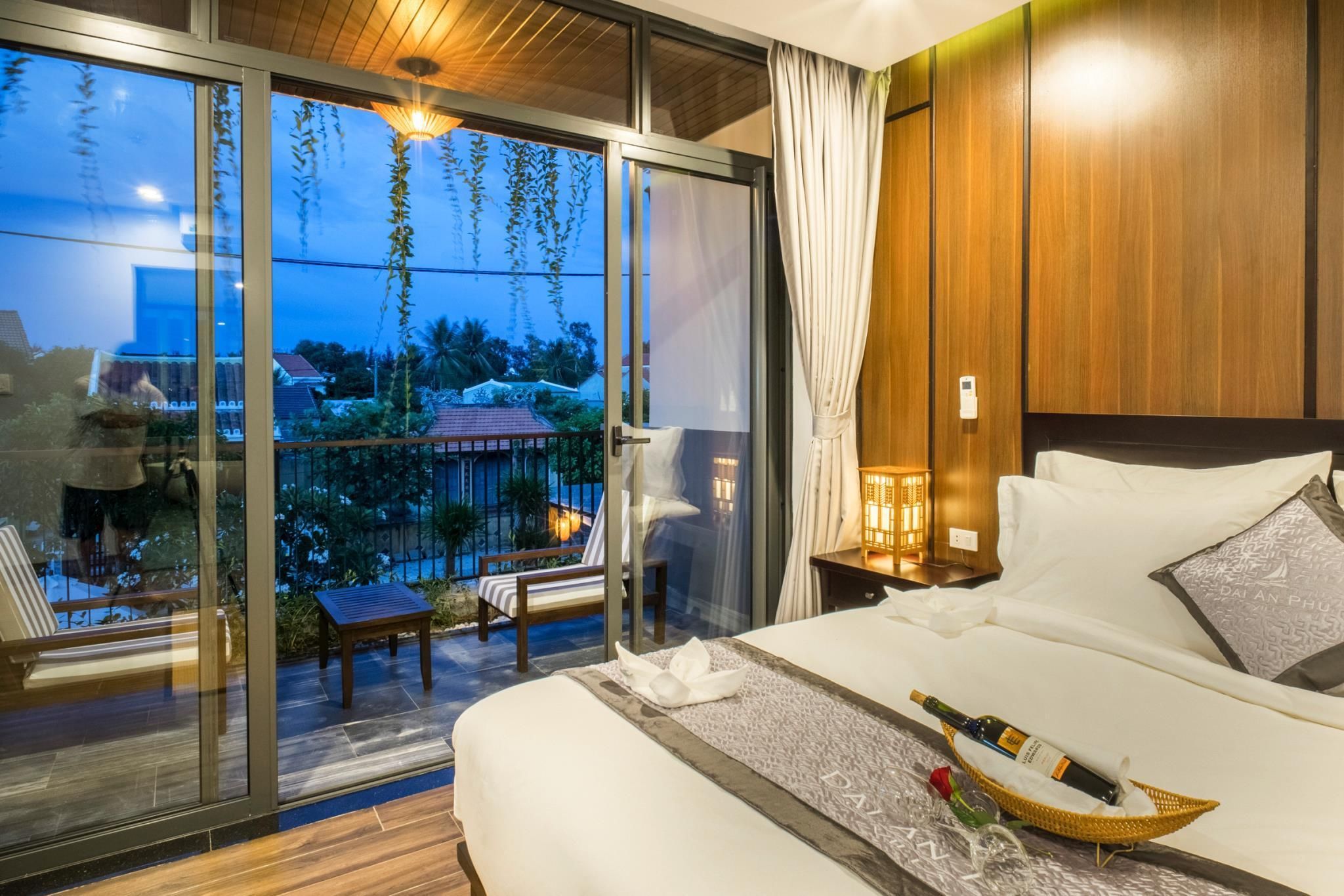 King Bed Suite Pool View