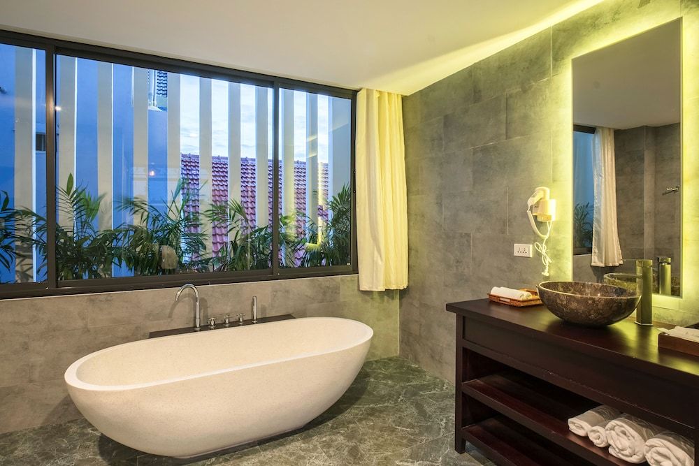 Dai An Phu Villa Honeymoon Suite, 1 King Bed, Balcony, Poolside 4