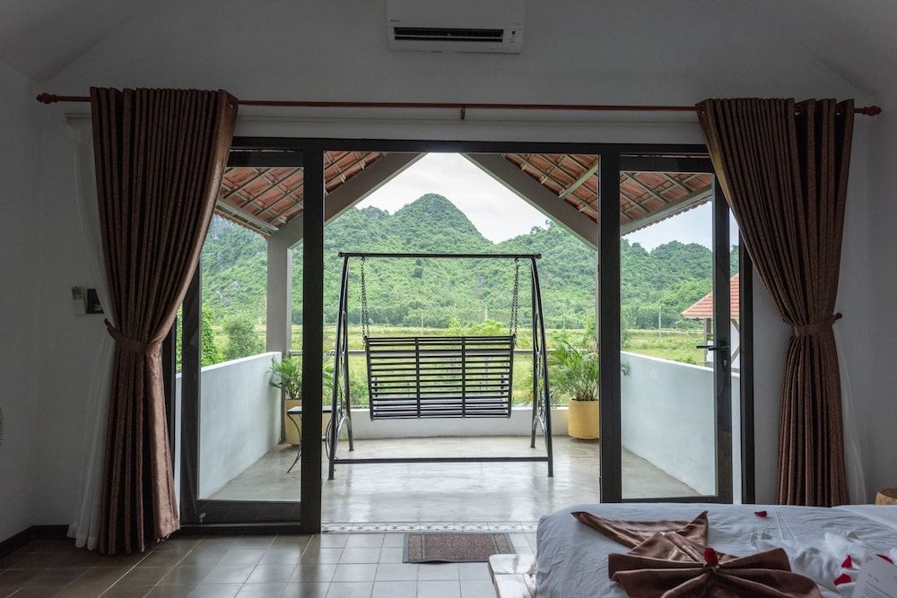 Victory Road Villas Signature Villa, 1 King Bed, Mountain View, Poolside 3