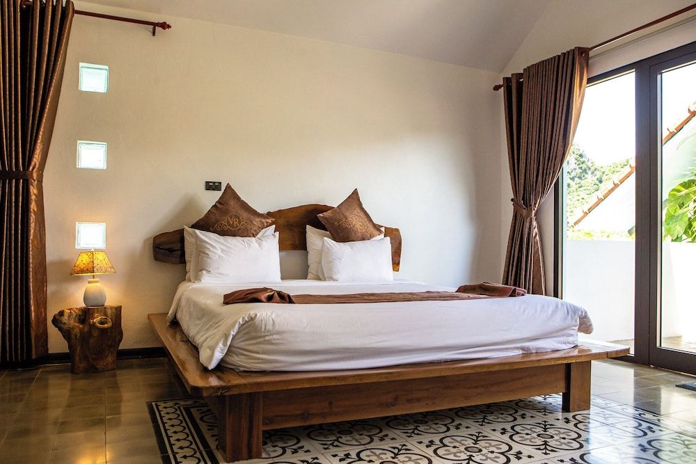 Victory Road Villas Signature Villa, 1 King Bed, Mountain View, Poolside