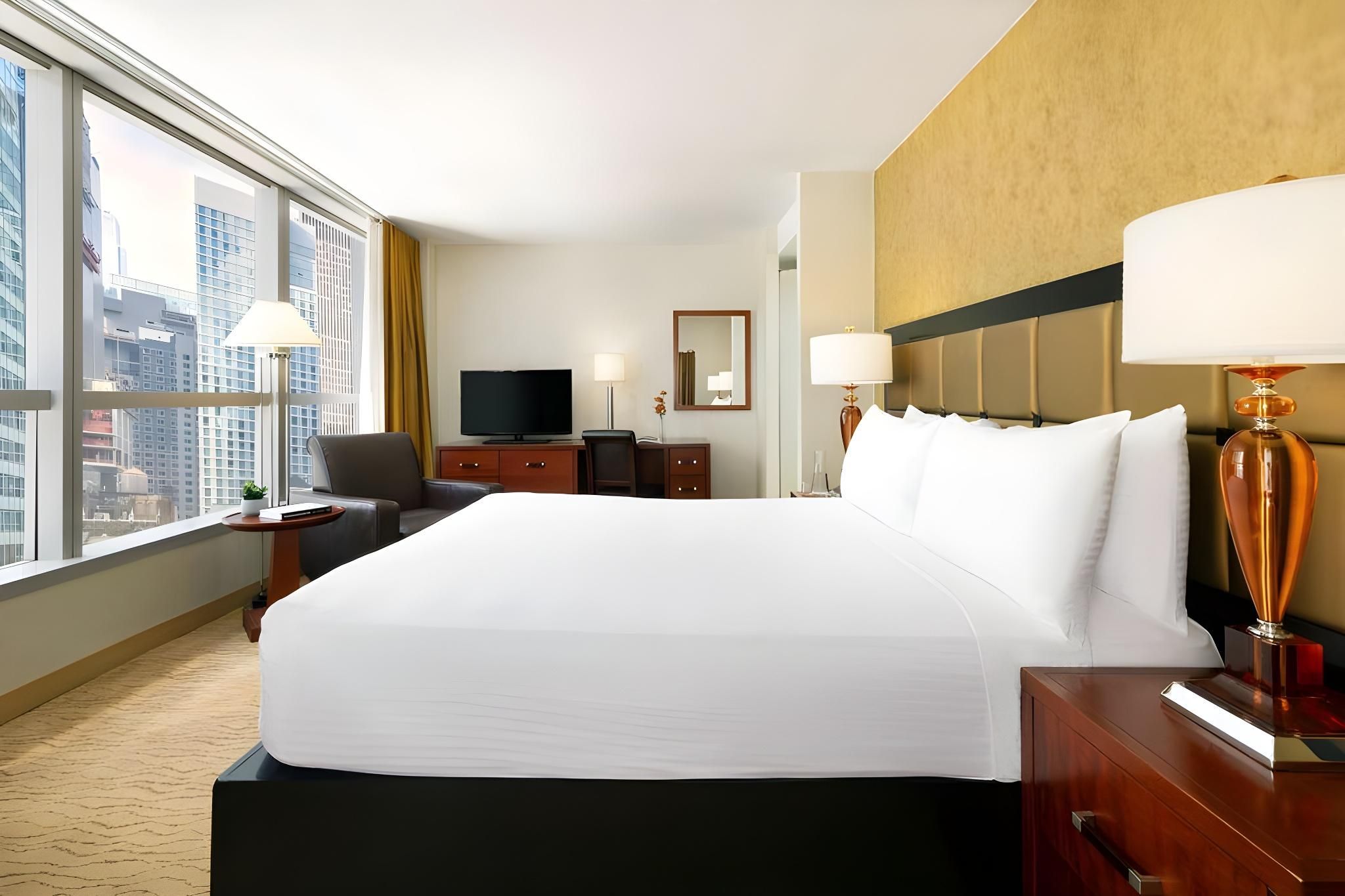 1 Queen Bed Room