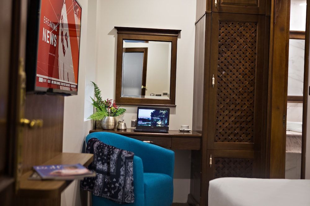 Maro Hotel Deluxe Twin Room 8